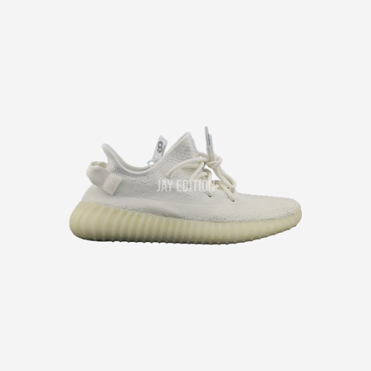 YEEZY 350 V2 트리플 화이트, 순백의 프라임니트 어퍼와 투명 부스트 미드솔이 깔끔하게 조화를 이루는 클린 룩의 대표 컬러웨이