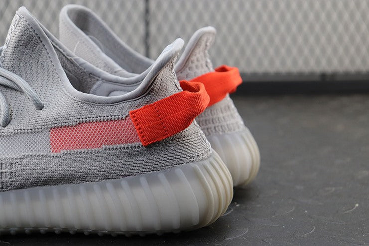 YEEZY 350 V2 테일라이트