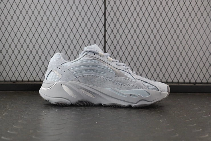 YEEZY 700 호스피탈 블루