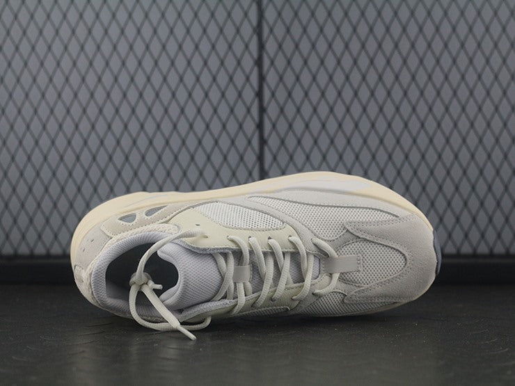 YEEZY 700 아날로그