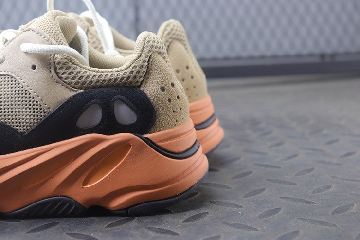 YEEZY 700 인플레임 앰버