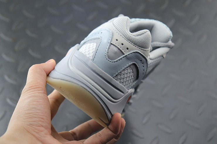YEEZY 700 이너시아