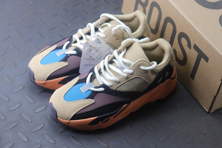 YEEZY 700 인플레임 앰버