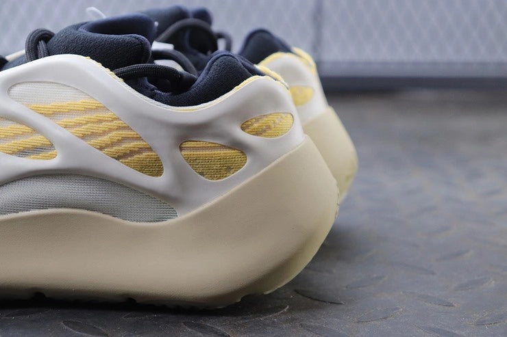 YEEZY 700 V3 새플라워