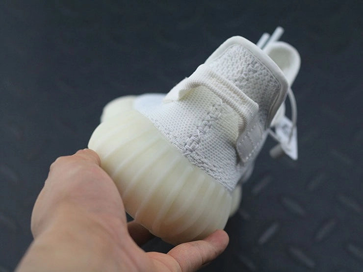 YEEZY 350 V2 트리플 화이트