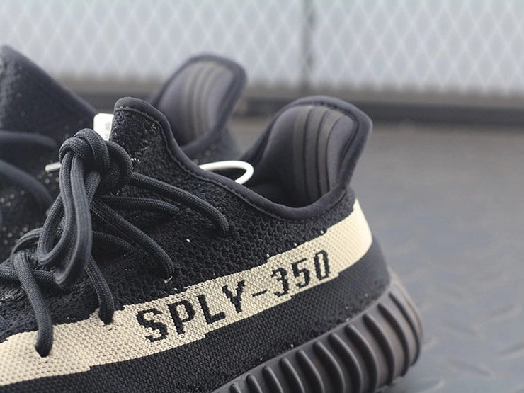 YEEZY 350 V2 오레오