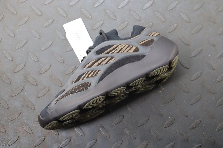YEEZY 700 V3 클레이 브라운