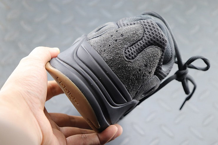 YEEZY 700 유틸리티 블랙